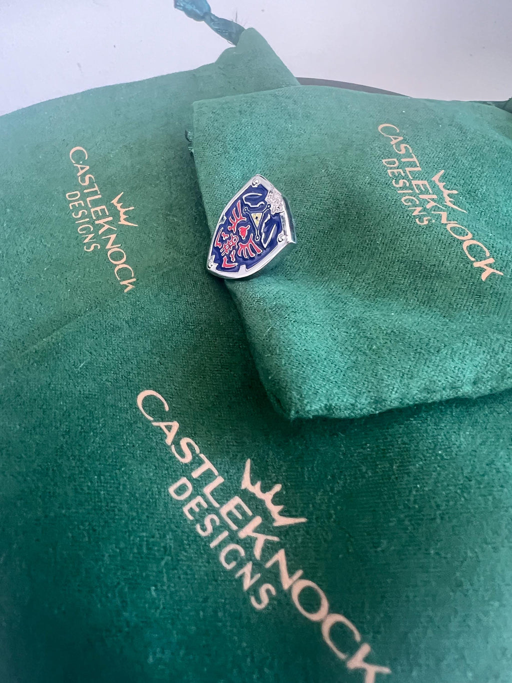 Zelda Hylian Shield Suit Pin Lapel Pin Gaming Accessory Zelda-Inspired Jewelry Unique Gift for Gamers Stylish Hylian Shield Design