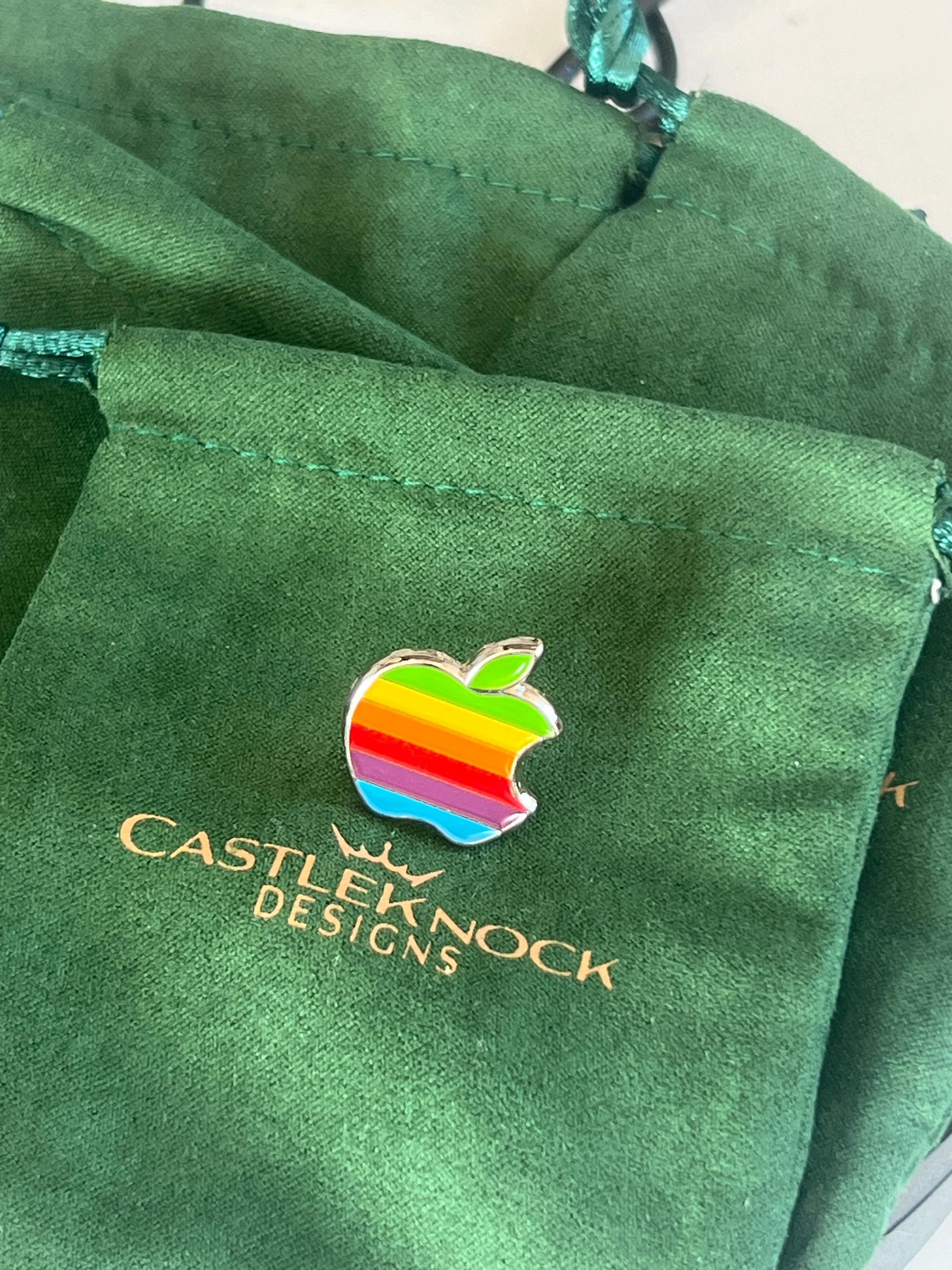 Apple Macintosh Suit Pin Vintage Tech Accessory Handcrafted Unique Gift for Tech Enthusiasts Retro Computer Brooch Ideal for Formal Wear