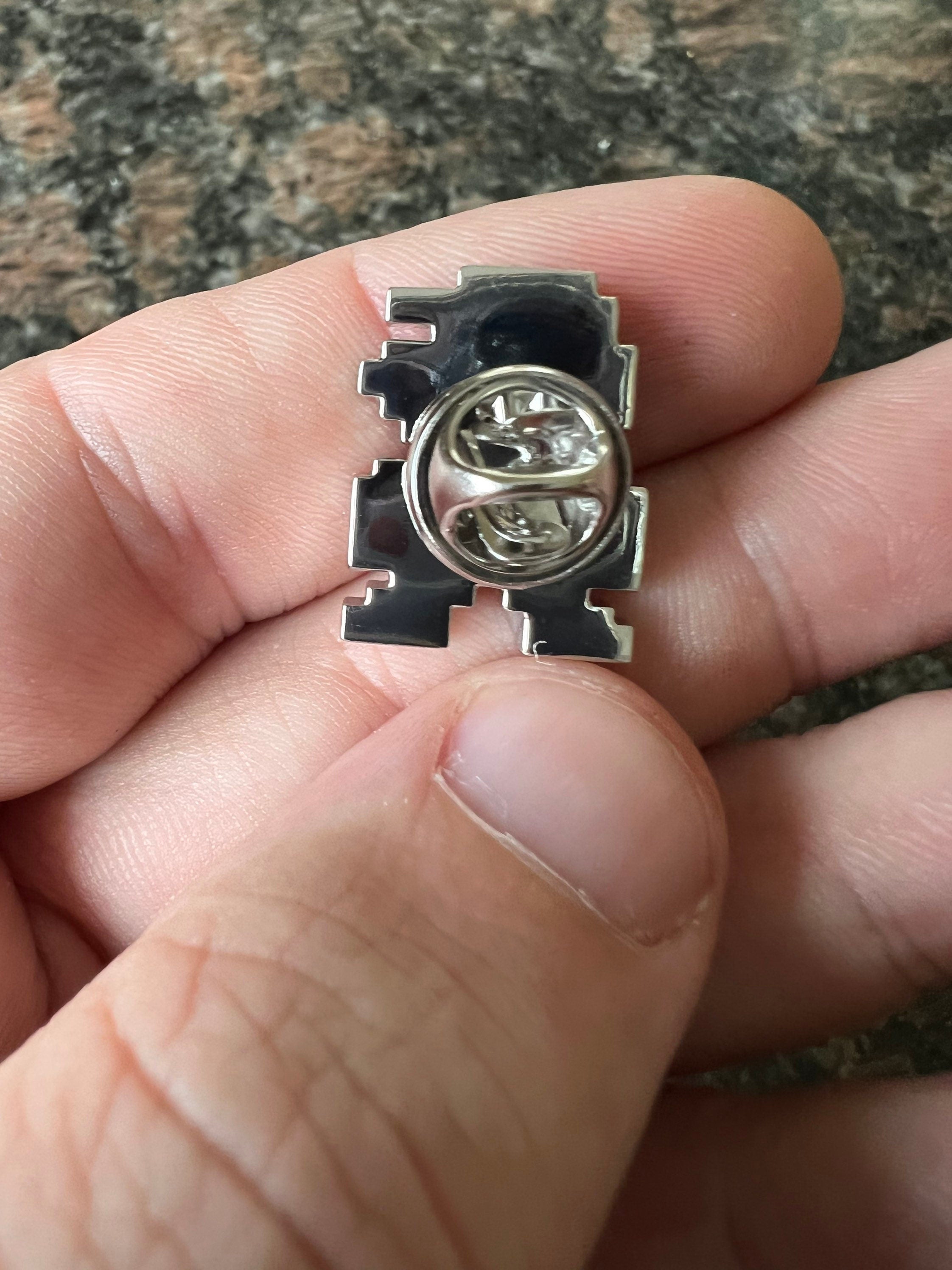 Luigi 8-Bit Design Suit Pin Lapel Retro Gaming Accessory Video Game Fan Jewelry Luigi-Inspired Design Unique Suit Decoration for Fans