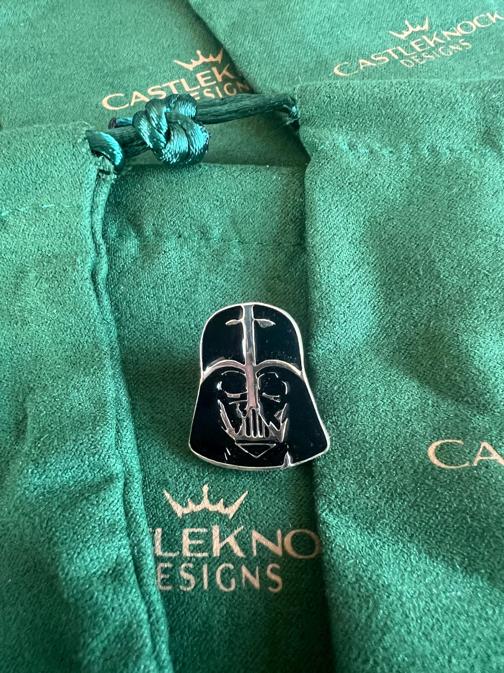 Darth Vader Star Wars Suit Pin Sci-Fi Accessory Star Wars Fan Jewelry Vader-Inspired Lapel Pin Unique Men's Suit Decoration Gift for Fans