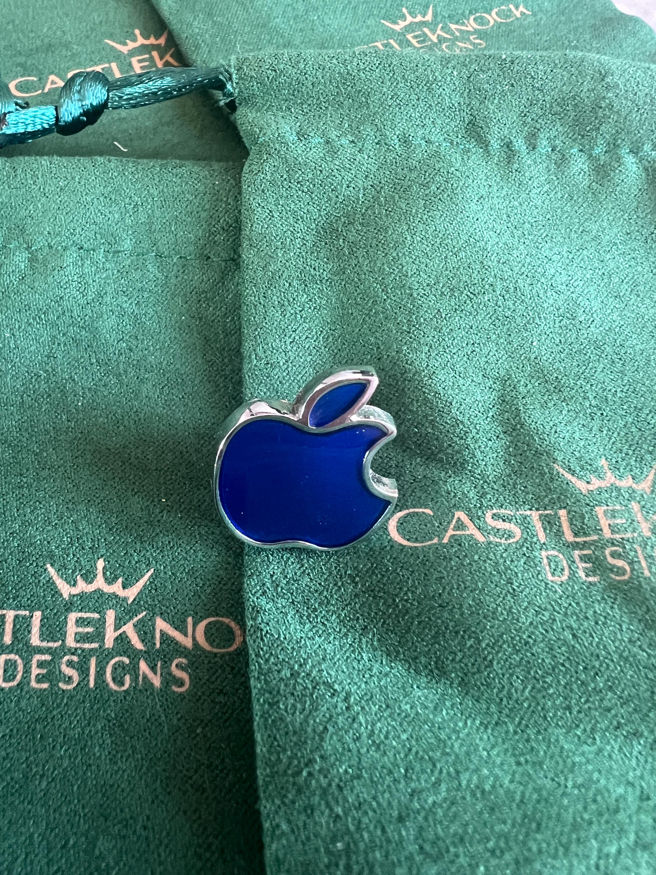 Apple Blue Suit Pin Elegant Men's Accessory Fruit-Inspired Lapel Pin Stylish Gift for Him Modern Blue Apple Design Unique Suit Decoration