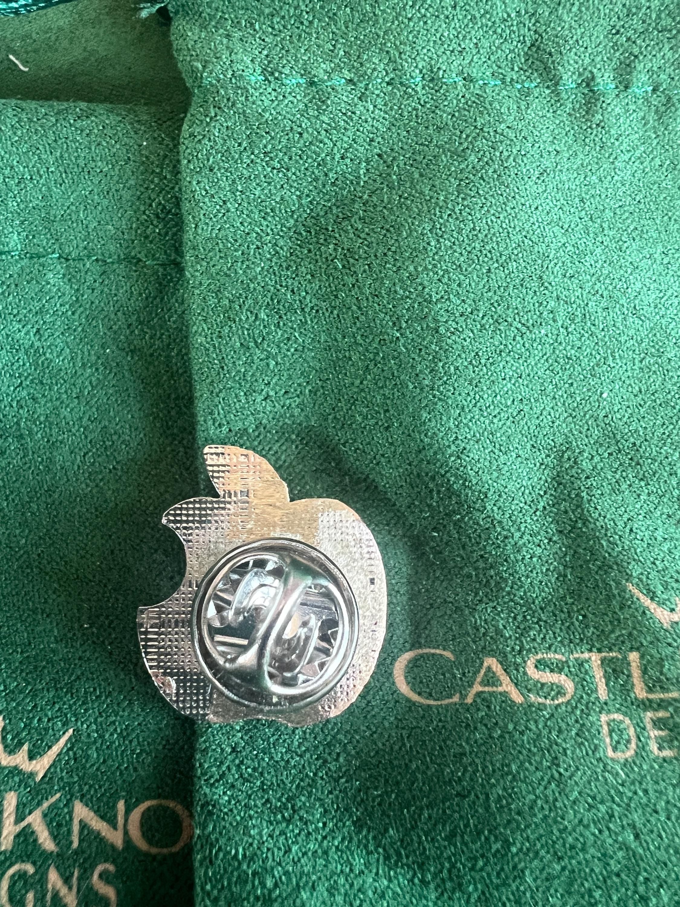 Apple Blue Suit Pin Elegant Men's Accessory Fruit-Inspired Lapel Pin Stylish Gift for Him Modern Blue Apple Design Unique Suit Decoration