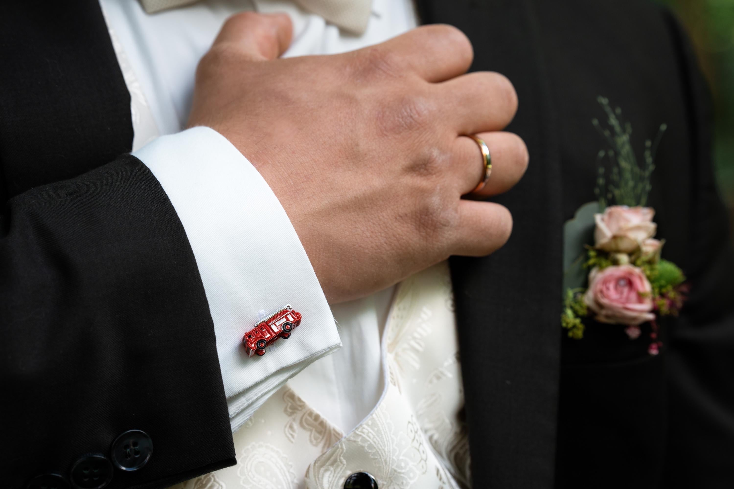 Fireman fire truck cufflinks, a bold tribute to heroes. Durable, detailed, and perfect for firefighters, collectors, or unique gift ideas.