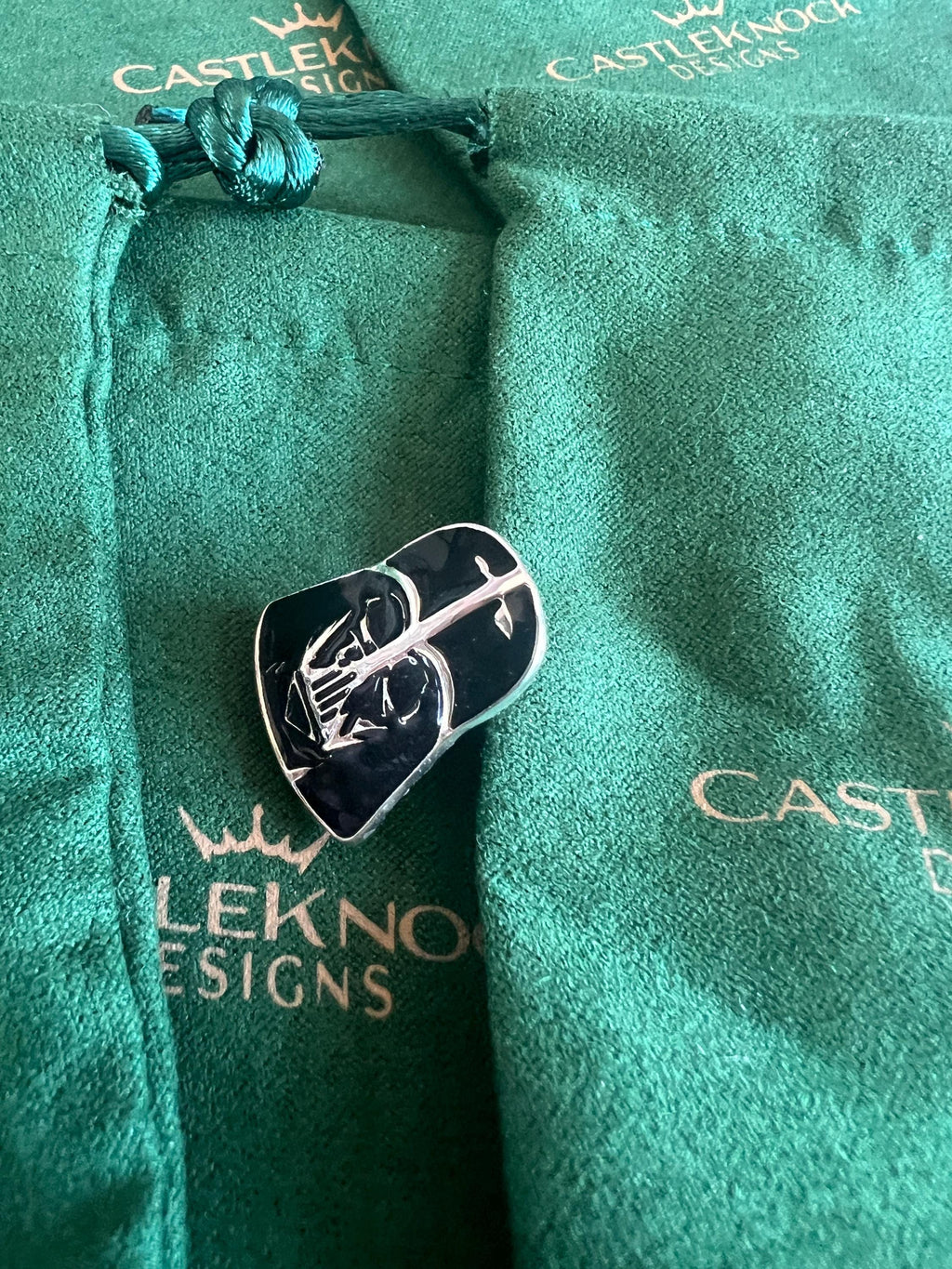 Darth Vader Star Wars Suit Pin Sci-Fi Accessory Star Wars Fan Jewelry Vader-Inspired Lapel Pin Unique Men's Suit Decoration Gift for Fans