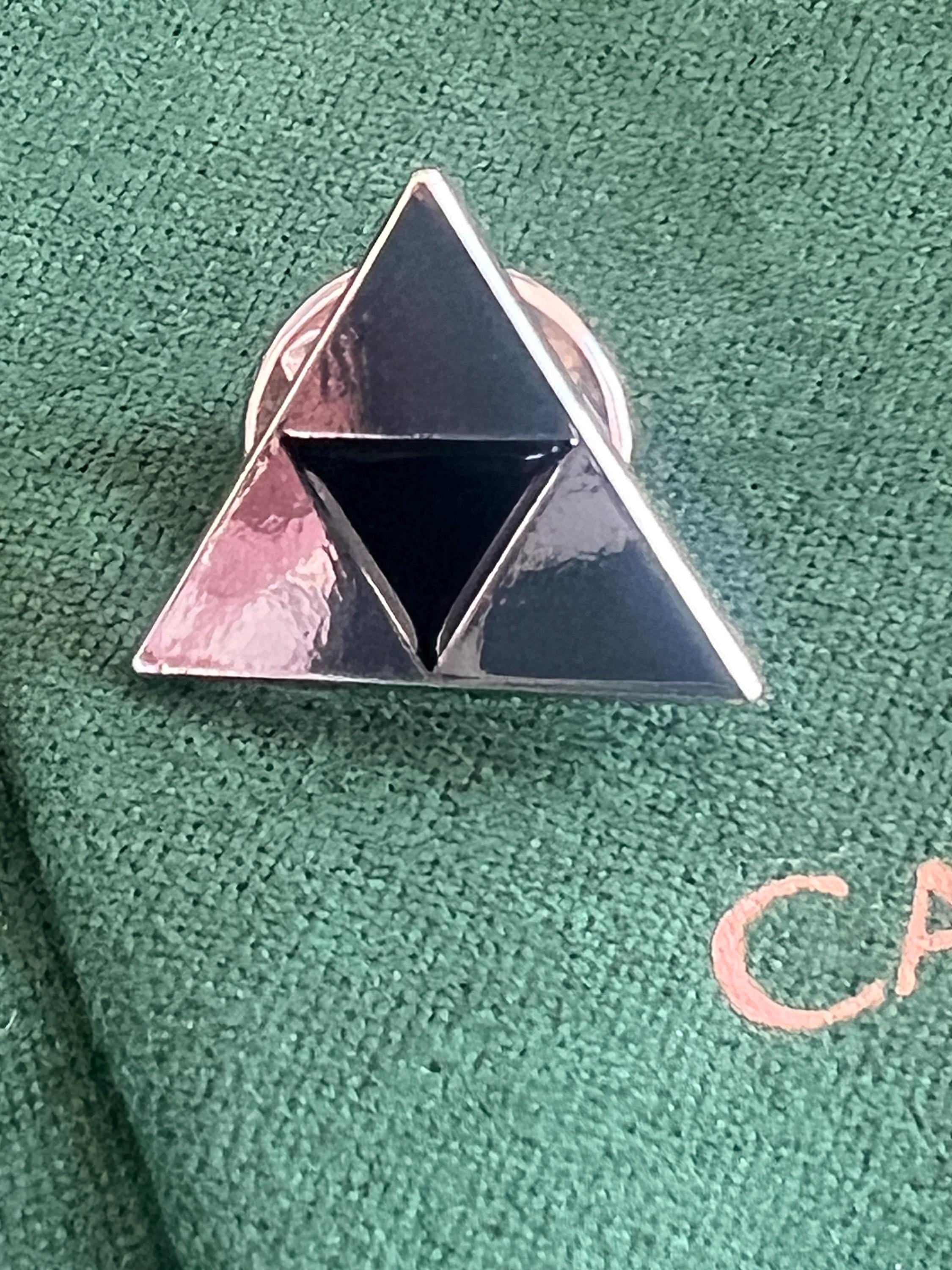 Legend of Zelda Triforce Suit Pin Silver Gaming Accessory Video Game Fan Jewelry Zelda-Inspired Lapel Pin Unique Suit Decoration for Fans