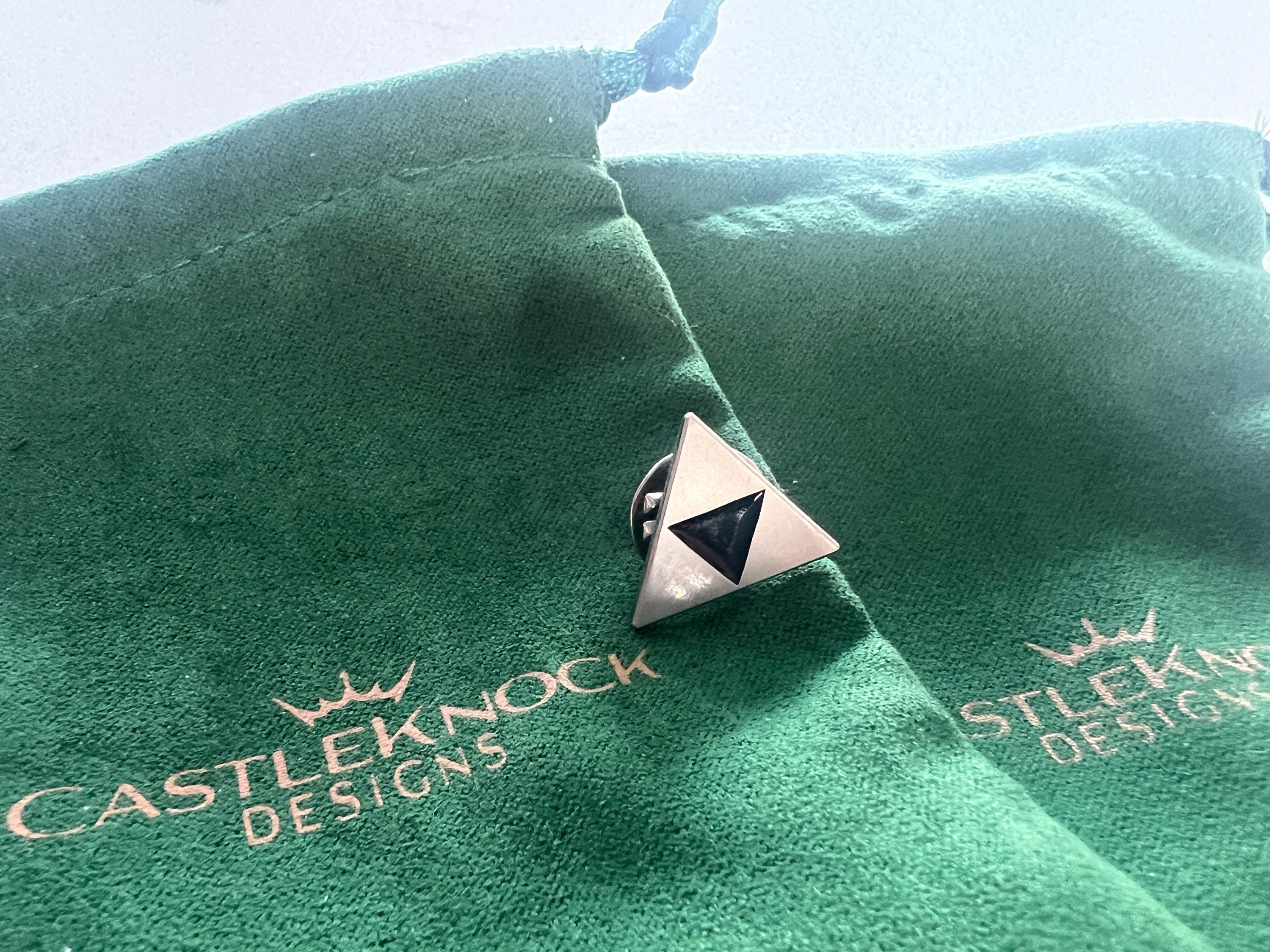 Legend of Zelda Triforce Suit Pin Silver Gaming Accessory Video Game Fan Jewelry Zelda-Inspired Lapel Pin Unique Suit Decoration for Fans