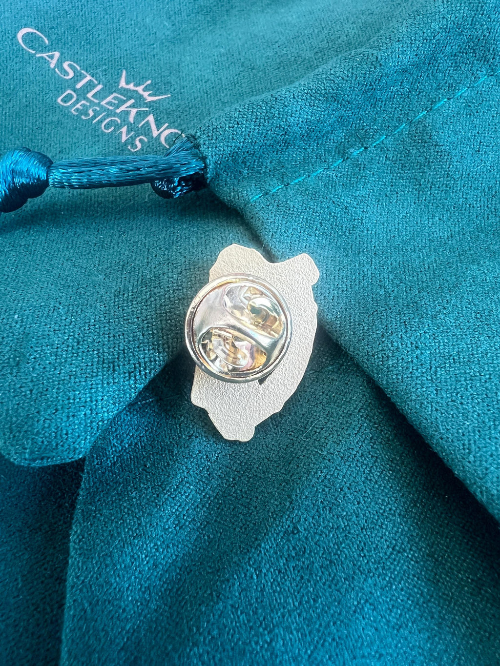 Irish Harp Suit Pin Gold Handcrafted Celtic Accessory Unique Gift for Him Elegant Brooch Perfect for Special Occasions Formal Irish Pride