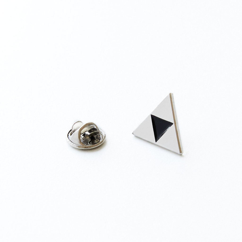 Legend of Zelda Triforce Suit Pin Silver Gaming Accessory Video Game Fan Jewelry Zelda-Inspired Lapel Pin Unique Suit Decoration for Fans