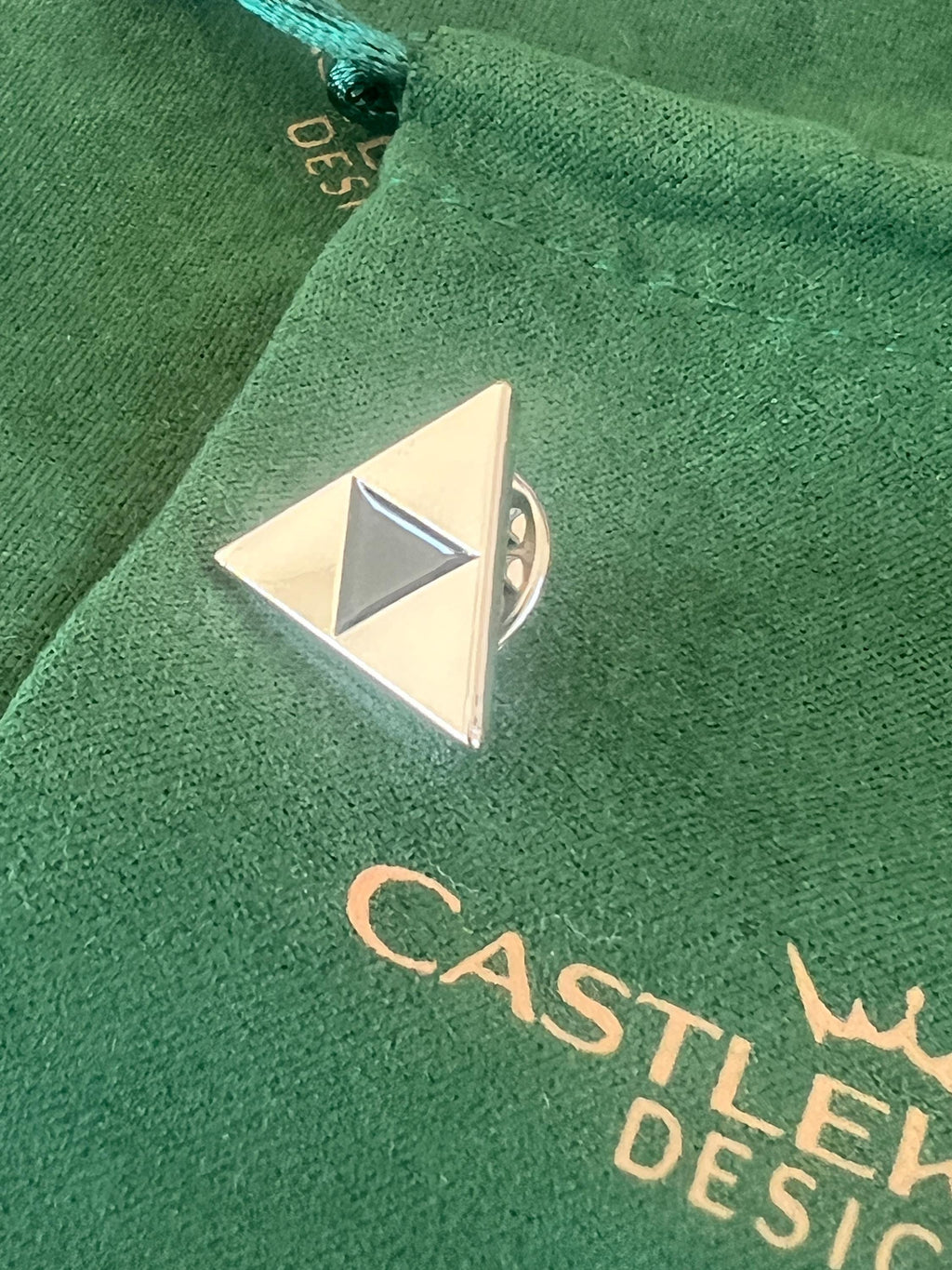 Legend of Zelda Triforce Suit Pin Silver Gaming Accessory Video Game Fan Jewelry Zelda-Inspired Lapel Pin Unique Suit Decoration for Fans