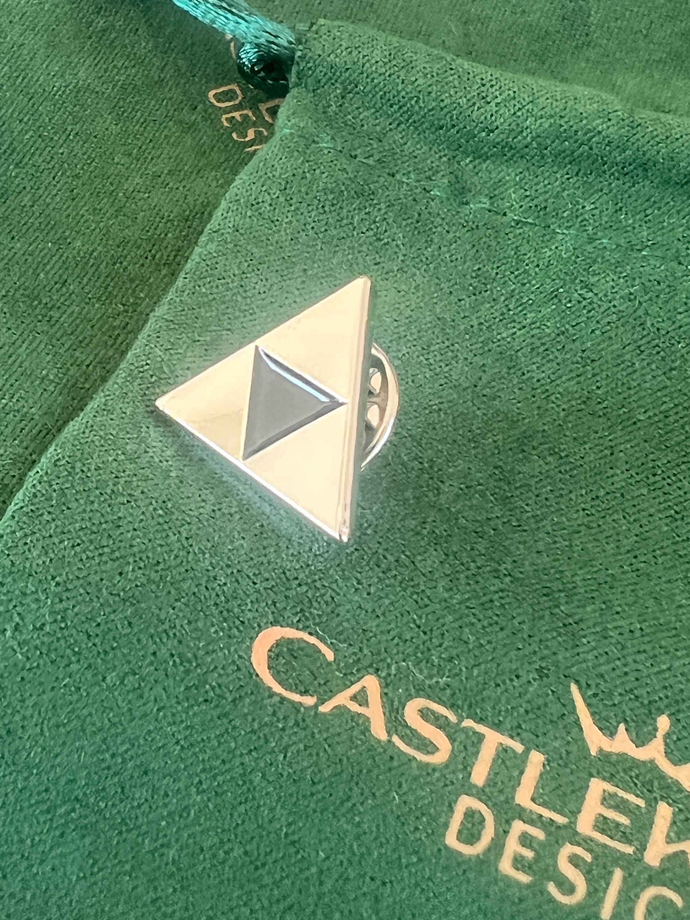 Legend of Zelda Triforce Suit Pin Silver Gaming Accessory Video Game Fan Jewelry Zelda-Inspired Lapel Pin Unique Suit Decoration for Fans