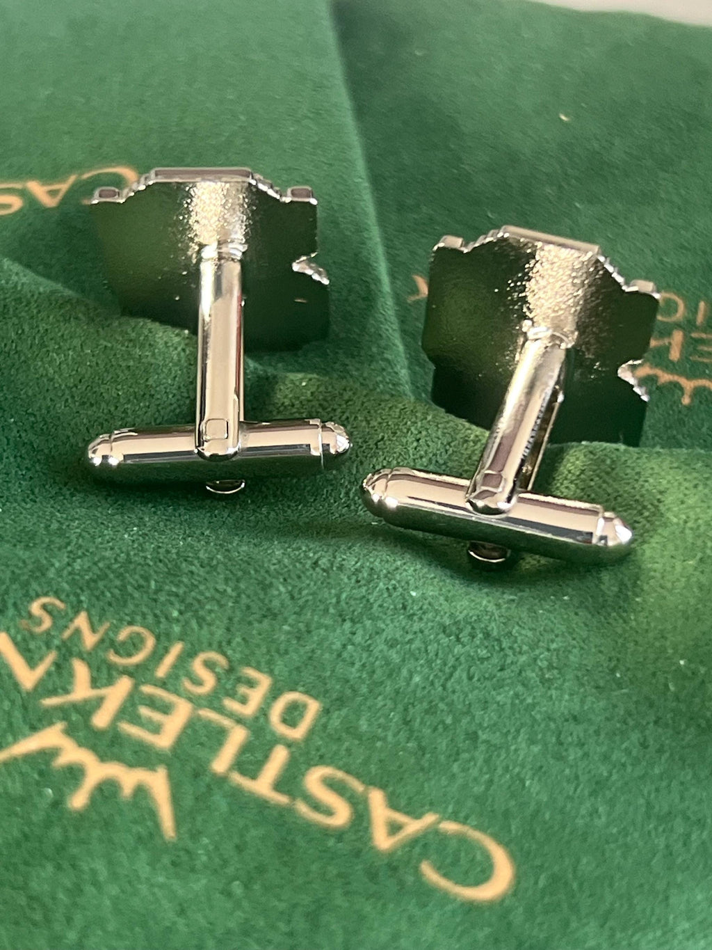 Legend of Zelda 8-Bit Cufflinks Retro Gaming Accessory Video Game Fan Jewelry Zelda-Inspired Design Unique Men's Cufflinks Gift for Gamers