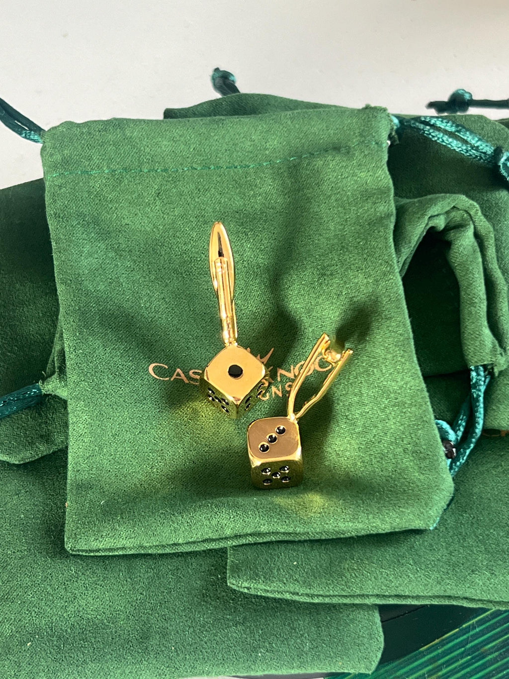 Gold Dice Cufflinks for Men Stylish Casino-Themed Accessories Perfect Gift for Gamblers or Game Enthusiasts Ideal for Weddings Events