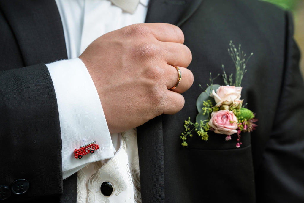 Fireman fire truck cufflinks, a bold tribute to heroes. Durable, detailed, and perfect for firefighters, collectors, or unique gift ideas.