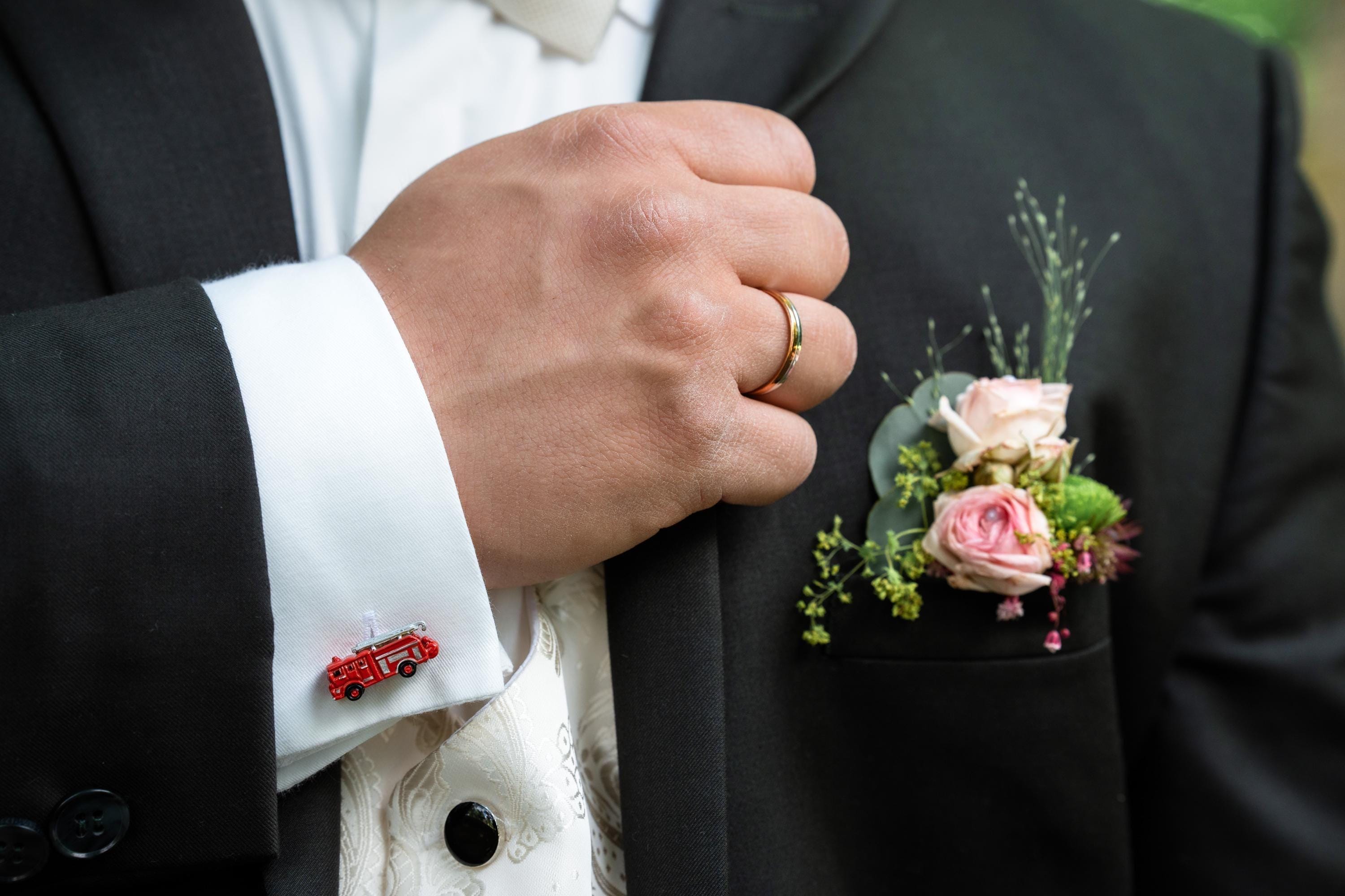 Fireman fire truck cufflinks, a bold tribute to heroes. Durable, detailed, and perfect for firefighters, collectors, or unique gift ideas.
