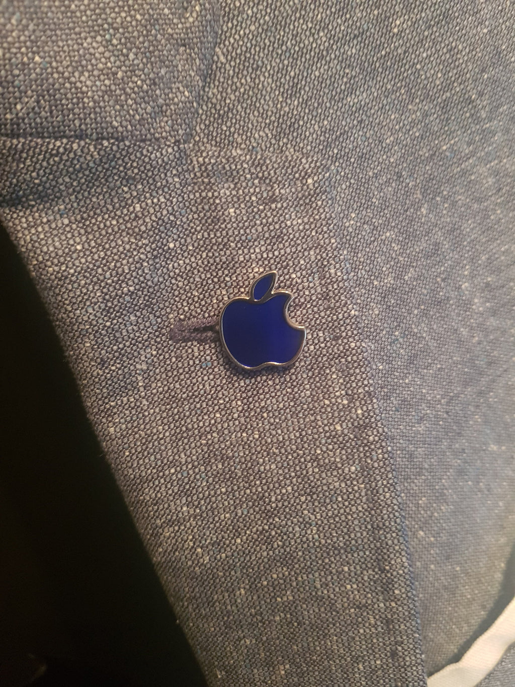 Apple Blue Suit Pin Elegant Men's Accessory Fruit-Inspired Lapel Pin Stylish Gift for Him Modern Blue Apple Design Unique Suit Decoration