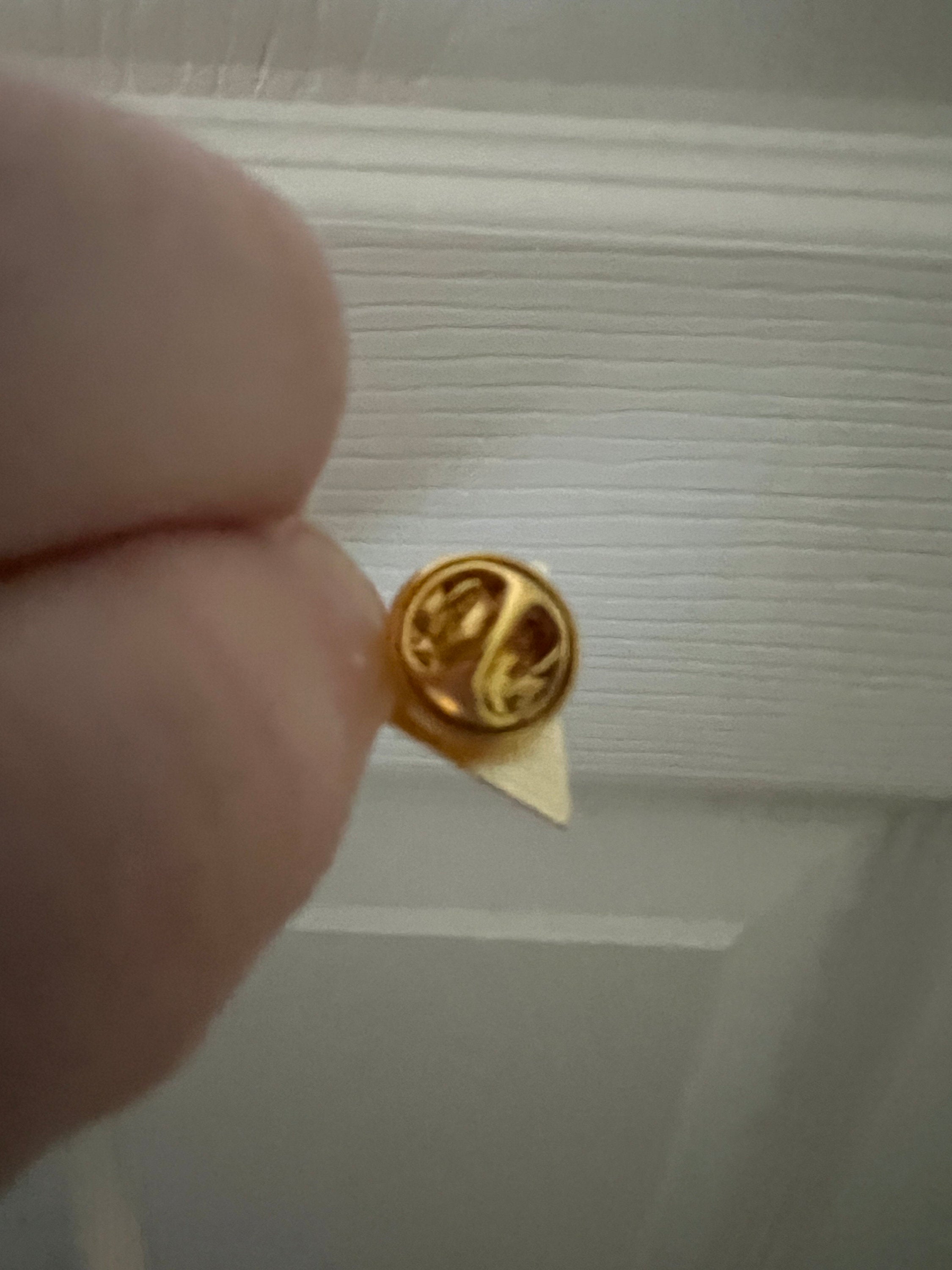 Legend of Zelda Triforce Suit Pin Lapel Elegant Unique Accessory for Fans Ideal Gift for Gamers and Collectors Perfect for Special Occasions