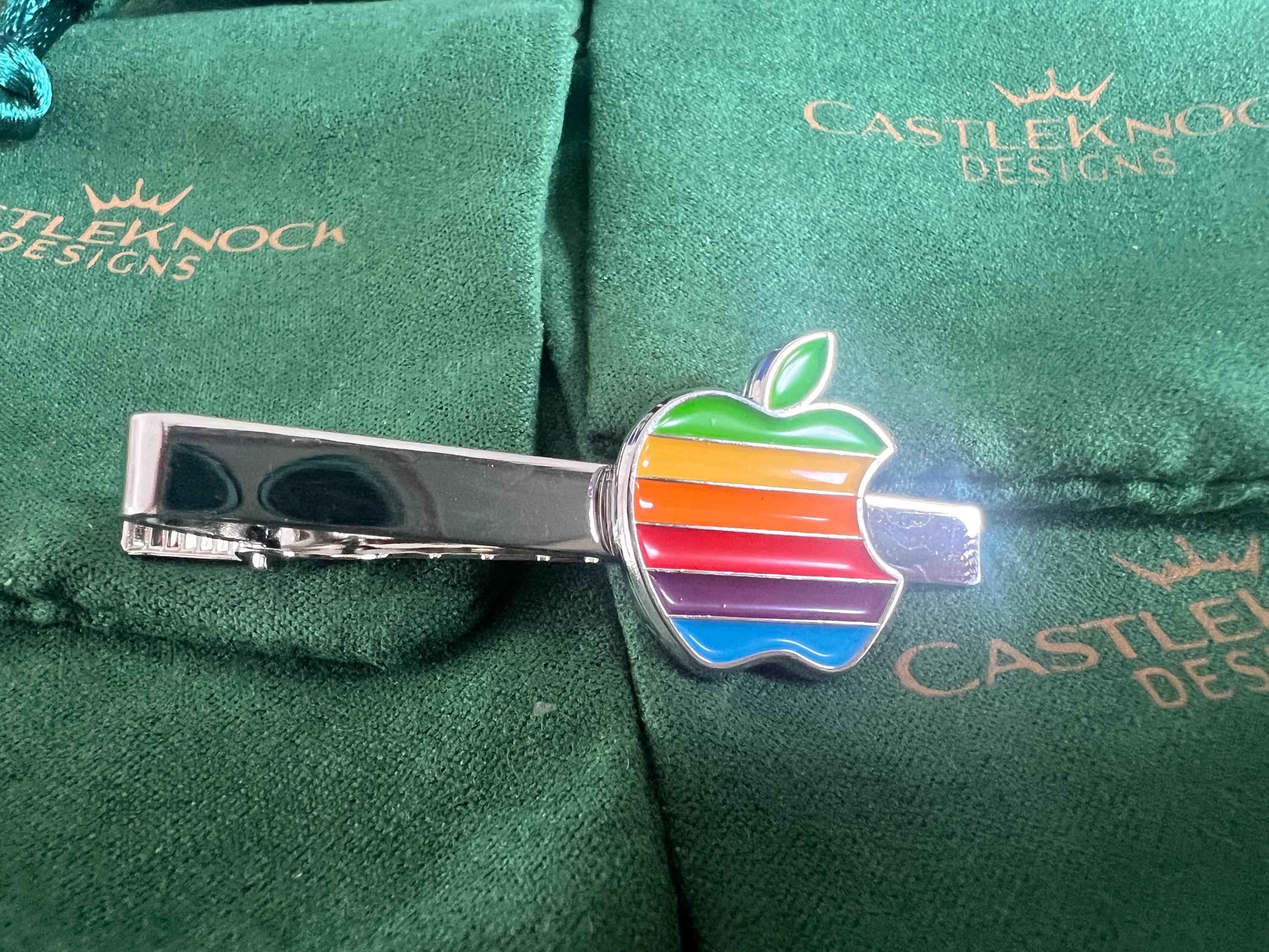 Vintage Apple Macintosh Cuffs Tieclip Pin Set Tech Classic Computer-Themed Jewelry Unique Gift for Apple Fans Geeky Men's Cufflinks