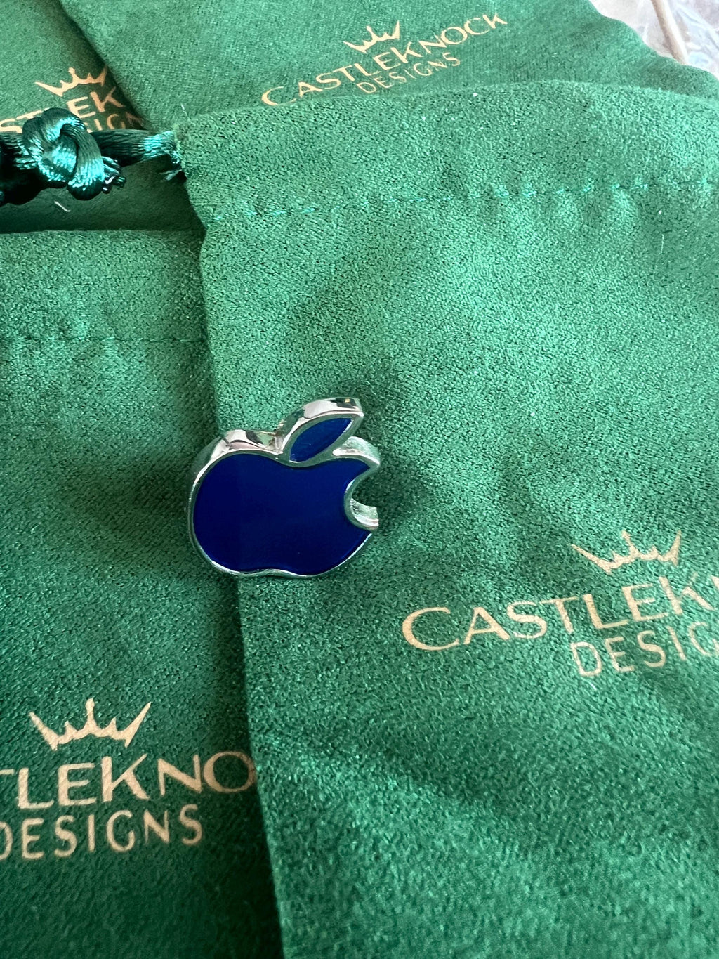 Apple Blue Suit Pin Elegant Men's Accessory Fruit-Inspired Lapel Pin Stylish Gift for Him Modern Blue Apple Design Unique Suit Decoration