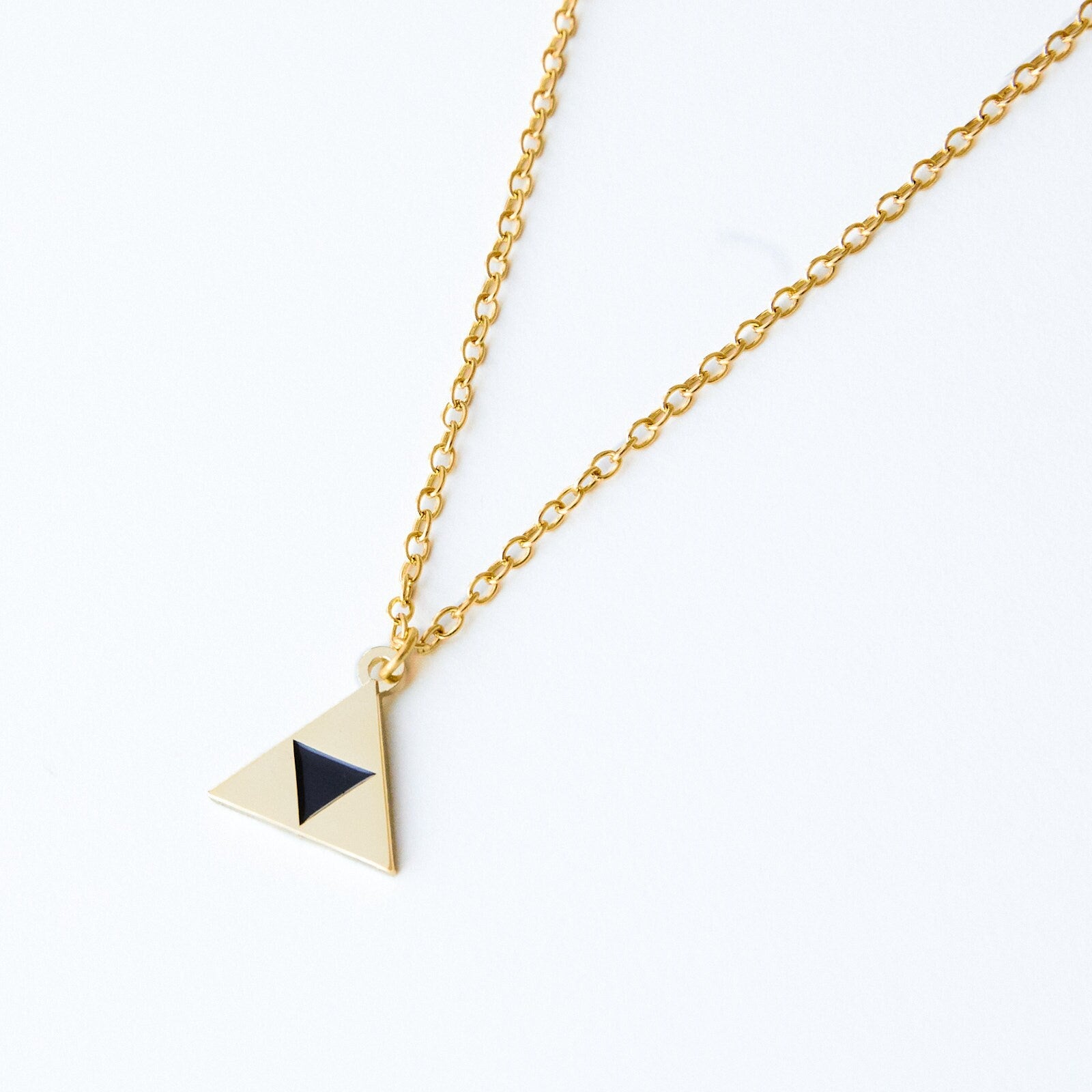 Legend of Zelda Triforce Necklace 18k Gold Plated Gaming Accessory Zelda-Inspired Jewelry Unique Gift for Gamers Stylish Pendant Necklace