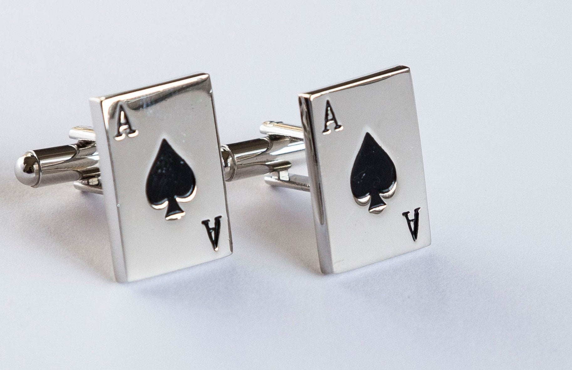 Ace of Spades Cufflinks Poker-Themed Men's Accessory Playing Card Jewelry Unique Gift for Card Players Stylish Suit Cufflinks for Gamblers
