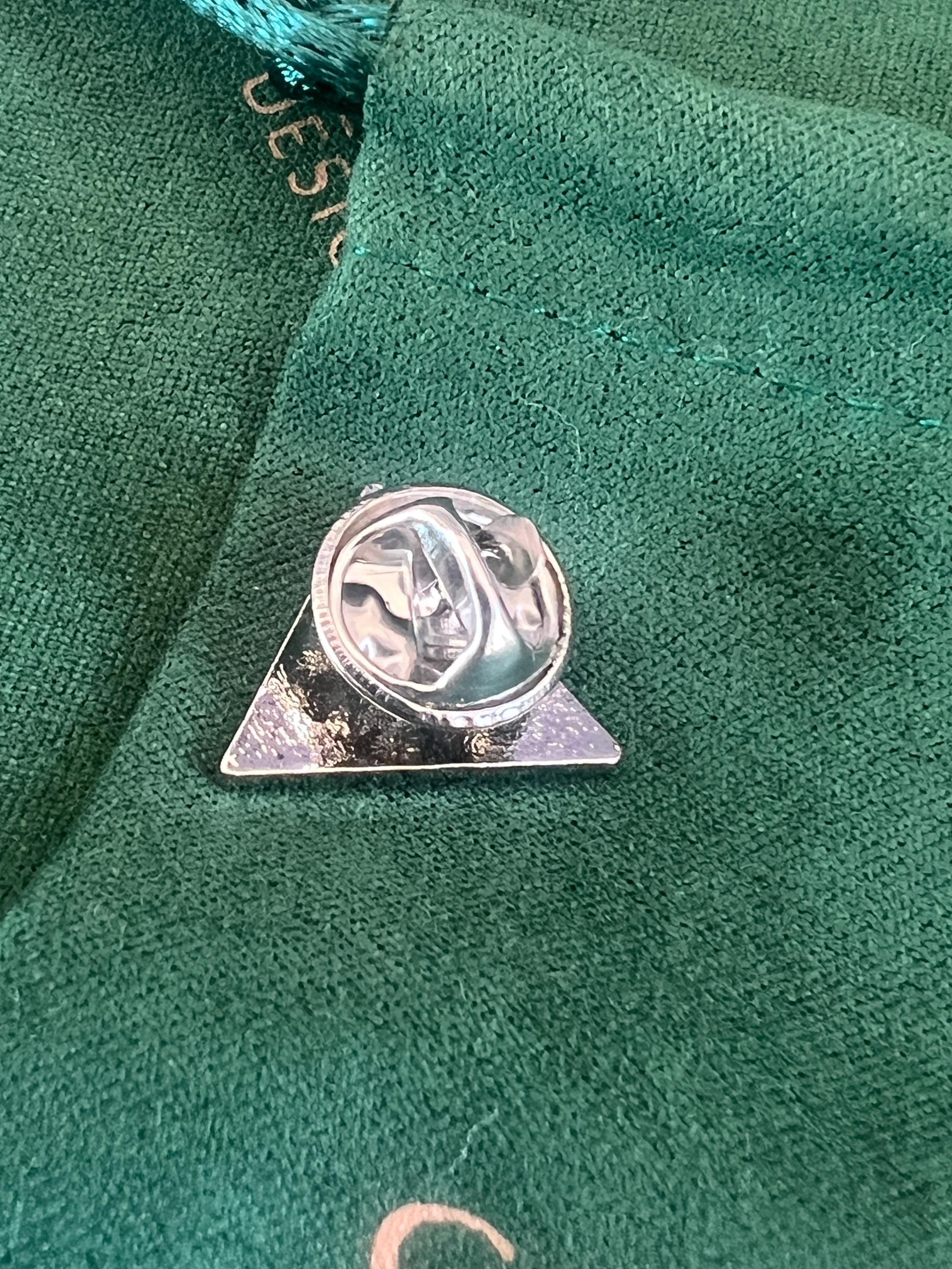 Legend of Zelda Triforce Suit Pin Silver Gaming Accessory Video Game Fan Jewelry Zelda-Inspired Lapel Pin Unique Suit Decoration for Fans