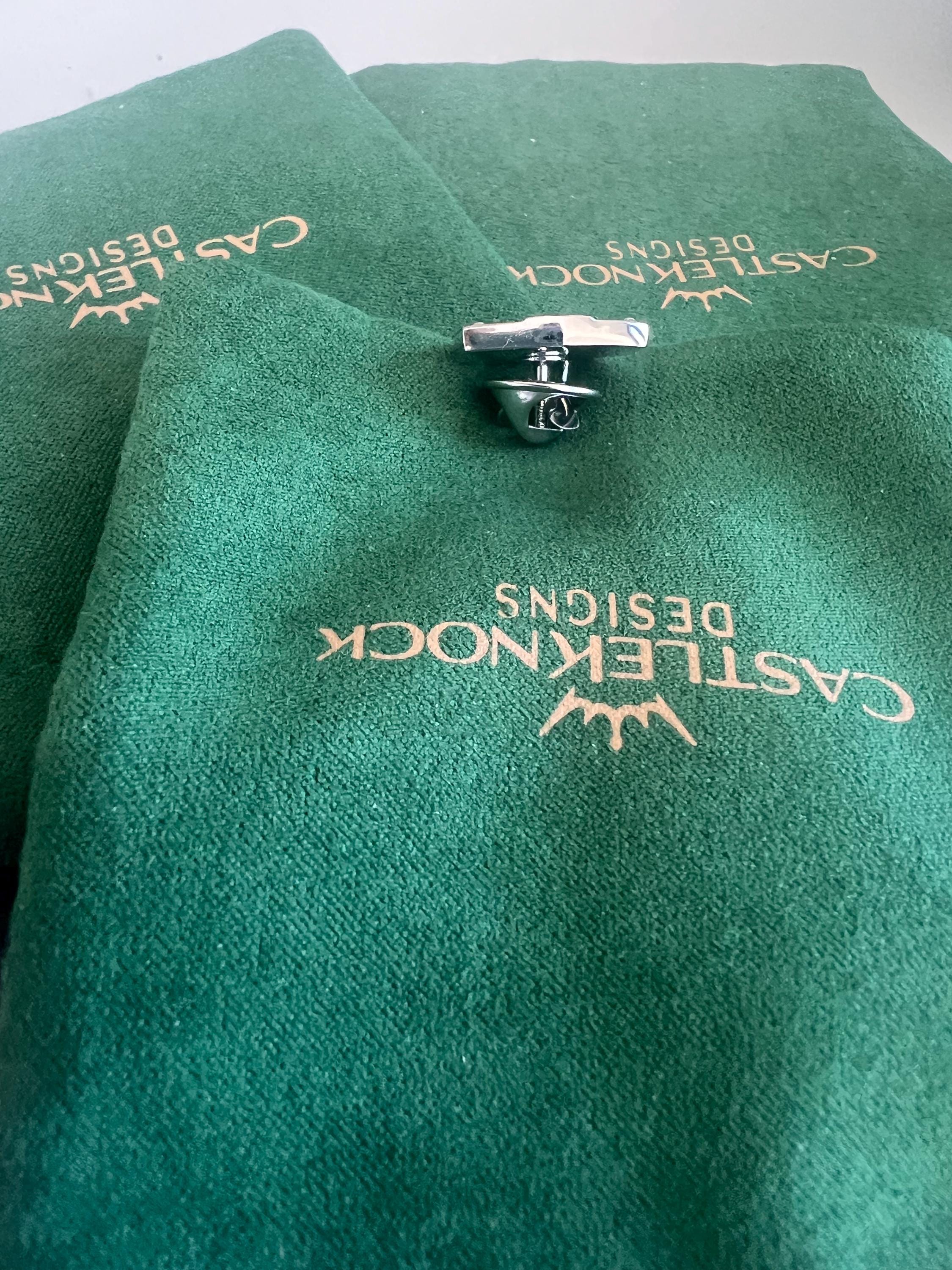 Zelda Hylian Shield Suit Pin Lapel Pin Gaming Accessory Zelda-Inspired Jewelry Unique Gift for Gamers Stylish Hylian Shield Design